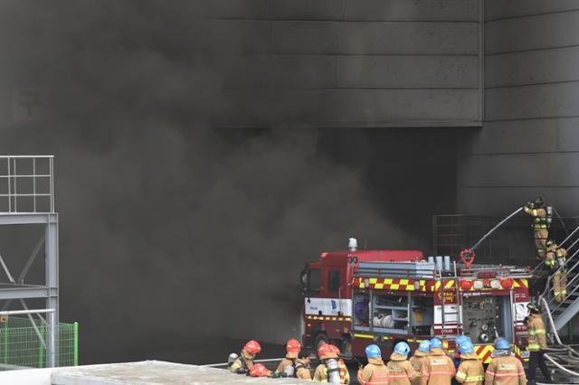 21일 오전 경기 용인시 처인구 양지면 제일리 SLC물류센터에서 소방대원들이 진화작업을 하고 있다. 뉴시스