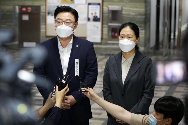 권은희(오른쪽) 국민의당 원내대표, 김성원 미래통합당 원내수석부대표가 3일 국회에서 윤석열 검찰총장 탄압금지 및 추미애 법무부장관의 공정한 직무수행을 촉구하는 결의안을 의안과에 제출하고 있다. 뉴스1