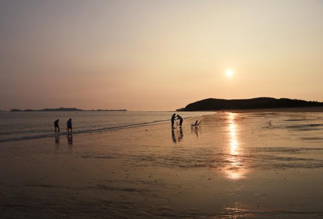 관광객이 많지 않아 원산도해수욕장은 아직 비교적 한산한 편이다. 바닷물이 얇고 넓게 퍼져 해안산책을 즐기기 안성맞춤이다.