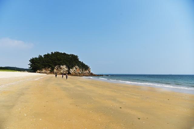 원산도해수욕장의 드넓은 모래사장. 아직까지 찾는 사람이 많지 않아 더욱 넓게 보인다. 소록도로 불리는 봉우리 뒤쪽에도 비슷한 규모의 해수욕장이 있다.