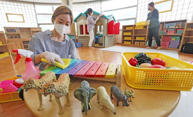 지난 5월 26일 오후 경기도 수원시 한일초등학교 병설 유치원에서 교사들이 신종 코로나바이러스 감염증(코로나19) 확산 방지를 위해 아이들이 사용할 교구를 소독하고 있다. 수원=뉴스1