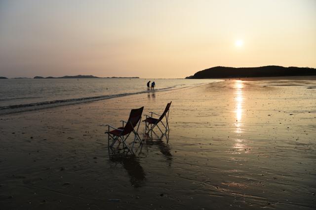 원산도해수욕장의 일몰풍경. 이름난 관광지에 비해 편의시설이 거의 없지만, 그래서 더 여유롭게 즐길 수 있다.