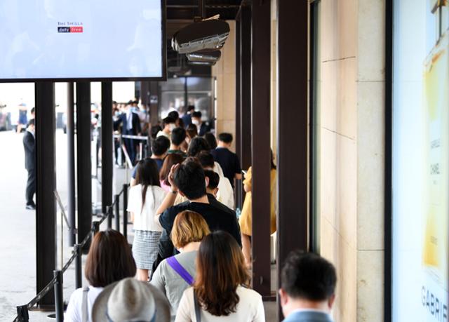 신라면세점이 면세 재고상품 판매를 시작한 21일 오전 서울 중구 신라면세점 서울점에서 내국인 고객들이 매장에 입장하기 위해 줄을 서 있다. 홍인기 기자