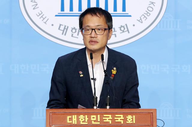 박주민 더불어민주당 의원이 21일 오후 국회 소통관에서 8.29전당대회 당대표 경선 출마를 선언하는 기자회견을 하고 있다. 뉴스1