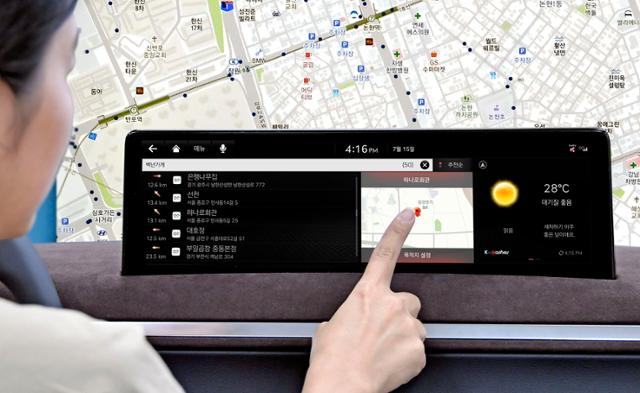 현대기아차 운전자가 내비게이션에서 백년가게 위치를 검색하고 있다. 중기부 제공