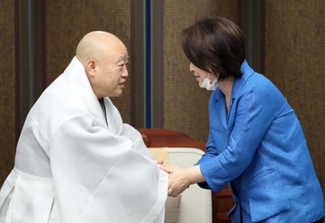 심상정(오른쪽) 정의당 대표가 21일 서울 종로구 한국불교역사문화기념관에서 조계종 총무원장 원행 스님과 인사하고 있다. 뉴시스