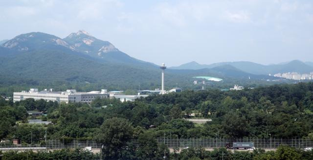 서울 노원구 태릉골프장을 개발해 주택을 공급하는 방안이 본격 추진될 전망이다. 서울 강남권 개발제한구역(그린벨트) 해제 방안은 수도권 주택 공급확대 카드에서 제외되는 가운데, 정부는 태릉골프장 등 군 시설과 잠실 유수지 등 공공 유휴부지 등을 택지로 개발하는 방안을 다각도로 검토 중이다. 연합뉴스