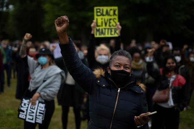 6월 10일 네덜란드 암스테르담의 한 공원에 모인 수천명의 사람들이 'Black Lives Matter'(흑인의 생명도 소중하다)를 외치고 있다. 미국의 흑인 청년 조지 플로이드가 백인 경찰의 과잉 진압으로 사망한 사건으로 촉발된 이 시위는 전 세계로 퍼져나갔다. 암스테르담=AP 연합뉴스