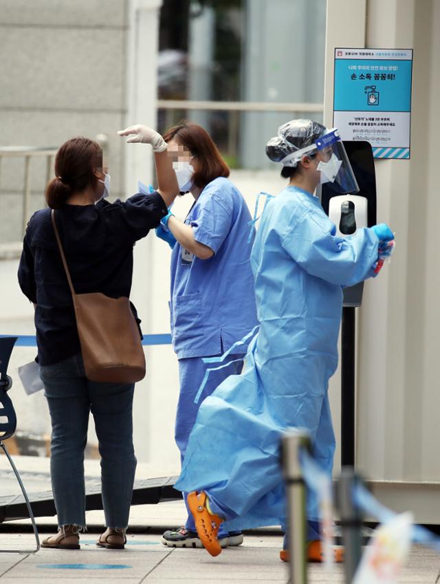 지난 21일 서울 중랑구 서울의료원 선별진료소 앞에서 시민들이 신종 코로나바이러스 감염증(코로나19) 검사를 받기 위해 대기하고 있다. 연합뉴스