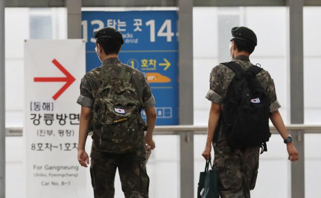 22일 오후 서울역에서 군인이 열차에 탑승하기 위해 이동하고 있다. 뉴시스