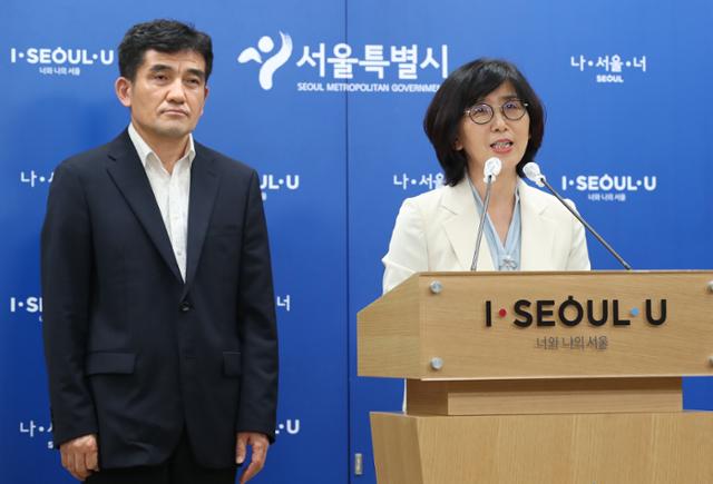 송다영 서울시 여성가족정책실장(오른쪽)이 22일 오후 서울 중구 서울시청 브리핑룸에서 피해자 지원 단체 2차 기자회견에 대한 서울시 입장발표를 하고 있다. 서울시는 피해자 지원단체의 진상규명 조사단 참여 거부에 유감을 표하며 피해자가 국가인권위원회 진정을 통해 조사를 의뢰할 경우 조사에 적극 협조하겠다고 밝혔다. 뉴스1