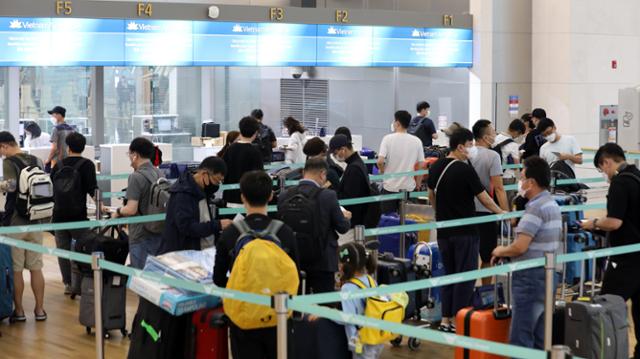 22일 오전 인천국제공항 출국장에서 기업인들이 베트남행 여객기 탑승수속을 위해 대기하고 있다. 이날 241개 기업 571명이 전세기에 탑승, 베트남으로 입국한다. 산업통상자원부와 대한상공회의소는 신종코로나바이러스 감염증(코로나19)으로 각국의 입국 제한이 장기화하면서 기업들의 현지 사업 지원을 위해 전세기를 이용한 특별 입국을 시행했다고 밝혔다. 뉴스1