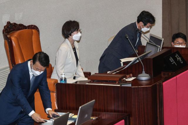 김상희 국회부의장이 22일 국회 본회의장에서 열린 정치ㆍ외교ㆍ통일ㆍ안보 분야 국회 대정부 질문에서 국회의장석에 자리하고 있다. 뉴스1