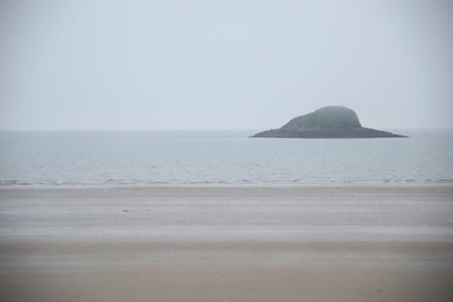 백길해변의 모래사장과 바다, 하늘, 작은 섬...자은도 해변은 어디나 여백으로 꽉 찬 풍경이다.