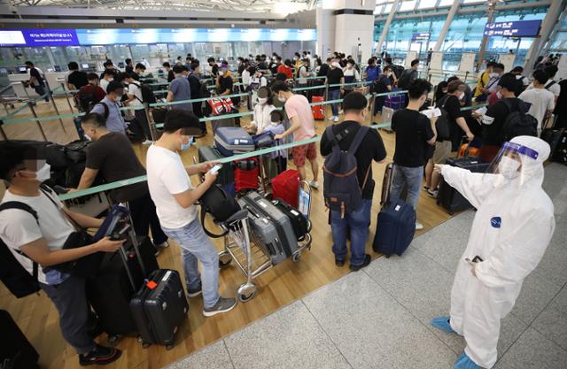 22일 인천국제공항 1터미널 출국장에서 기업인들이 베트남행 전세기 탑승 수속을 위해 줄을 서 기다리고 있다. 영종도=연합뉴스