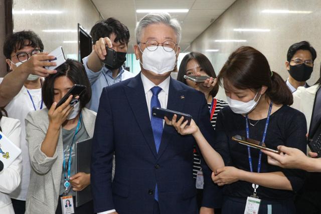 이재명 경기지사가 20일 서울 여의도 국회에서 열린 더불어민주당 당무위 회의가 끝난 뒤 국회를 나서고 있다. 뉴스1