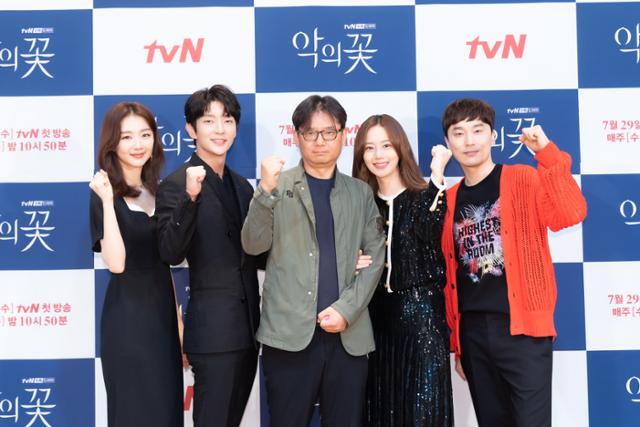 '악의 꽃'의 장르에 대해 김철규 감독(가운데)이 직접 설명했다. tvN 제공