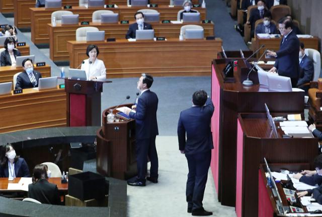 미래통합당 김태흠 의원과 김성원 원내수석부대표가 22일 국회 본회의에서 열린 정치·외교·통일·안보에 관한 대정부질문에서 추미애 법무부 장관의 답변 태도를 박병석 국회의장에게 문제 제기 하고 있다. 연합뉴스