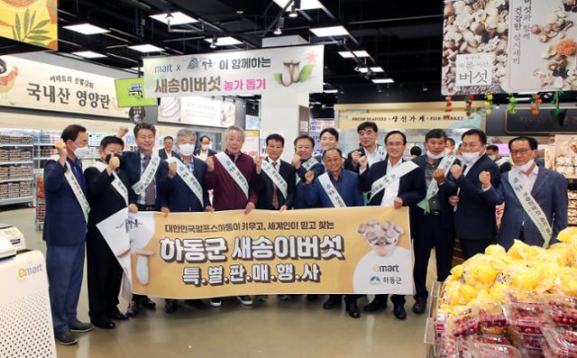 윤상기 군수는 군민소득 4만달러 시대를 견인하는 지역 농특산물 수출 및 판매 확대를 위해 국내외를 누비며 활발한 세일즈에 나서고 있다. 하동군 제공