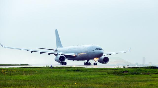 공군의 공중급유기 KC-330가 23일 신종 코로나바이러스 감염증(코로나19)이 확산세가 심상치 않은 이라크 내 교민 290여명을 수송하기 위해 김해공항에서에서 이륙하고 있다. 공군 제공