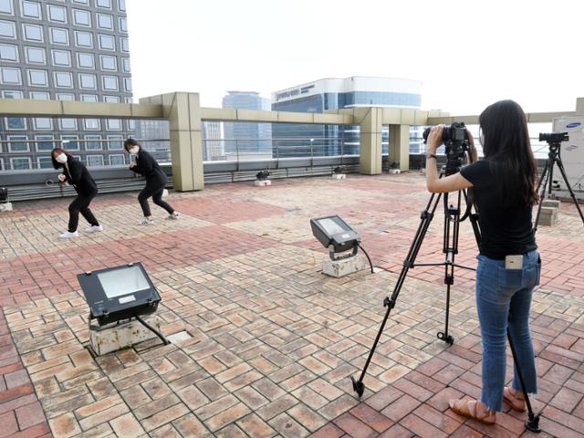 18일 토요일 오후 서울시 중구 한국일보 본사 옥상에서 임수빈·김예슬 인턴기자는 블랙핑크의 'How You Like That'(하우 유 라이크 댓) 커버 댄스 콘테스트에 출품할 영상을 촬영했다. 정준희 인턴기자