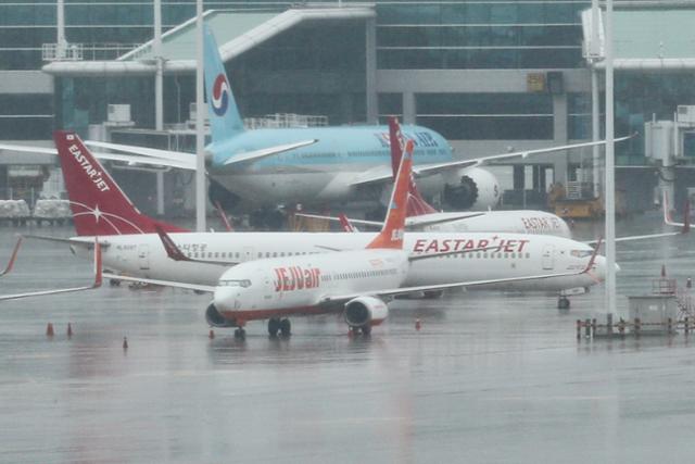 인수합병 계약이 최종 무산된 23일 인천국제공항 주기장에 제주항공과 이스타항공 여객기 주기돼 있다. 연합뉴스