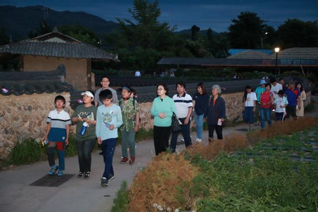 경북 예천군 금당실 마을에서 지난해 열린 금당야행 행사에서 참가자들이 밤길을 걷고 있다. 예천군 제공