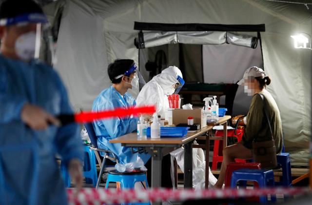 23일 오전 광주 북구보건소 선별진료소가 마련된 효죽공영주차장에서 코로나19 검사를 받으러 온 주민들의 방문이 이어지고 있다. 광주 북구 제공.