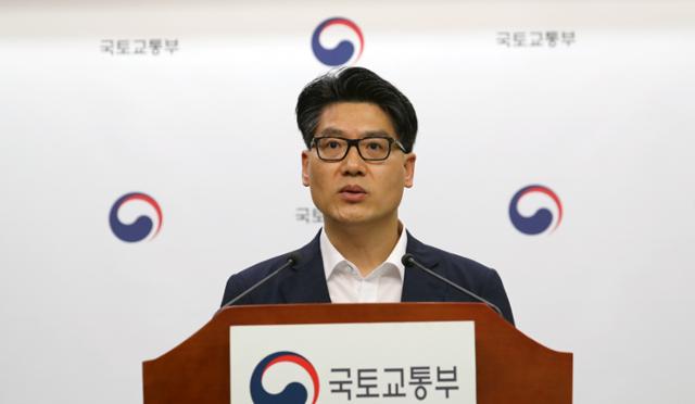 김상도 국토교통부 항공정책실장이 23일 정부세종청사 국토부에서 제주항공과 이스타항공의 M&A 무산과 관련한 국토부 입장을 설명하고 있다. 뉴스1