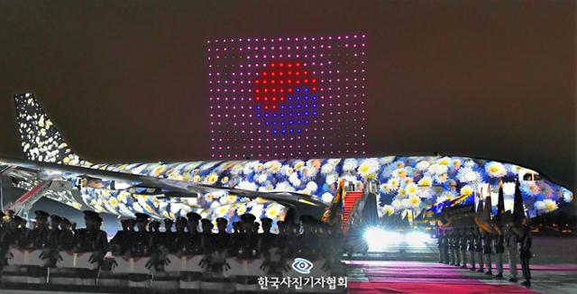 6.25전쟁 70주년을 맞아 지난달 25일 저녁 경기도 서울공항 격납고에서 열린 기념행사에 문재인 대통령을 비롯한 국가유공자 및 유족들이 참석한 가운데 참전용사 유해 147구를 모셔온 공중급유기에는 미디어 파사드로 국화꽃을 장식하고 하늘에는 드론이 만든 태극기가 띄워 영웅들을 맞이하고 있다.