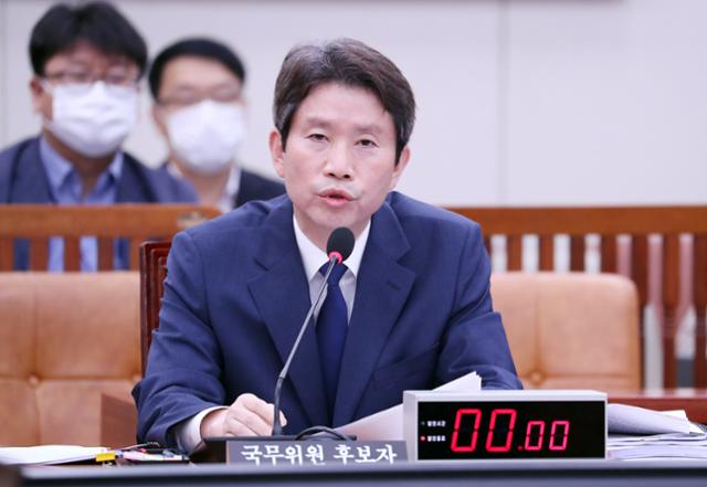 이인영 통일부 장관 후보자가 23일 국회 외교통일위원회 인사청문회에서 미래통합당 김석기 의원의 제기한 아들 병역 면제 의혹 등과 관련 질문에 답변하고 있다. 연합뉴스