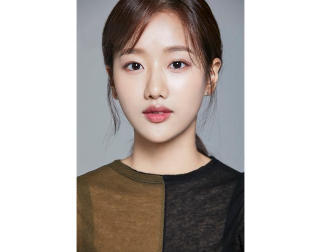 에이프릴 이나은이 때 아닌 학폭 루머에 휩싸인 가운데, 해명 이후 이틀째인 24일까지도 관심이 이어지고 있다. DSP미디어 제공