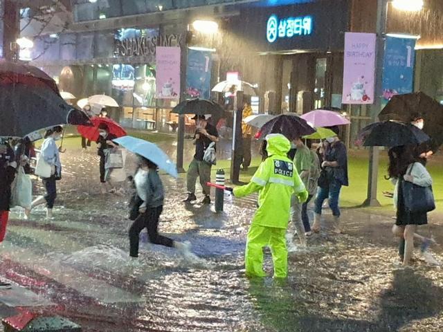 부산에 23일 밤 200mm 이상 많은 비가 내린 가운데 부전동 삼정타워 앞에서 교통경찰관이 현장관리를 하고 있다. 부산경찰청 제공