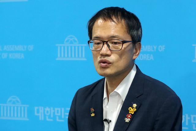 (박주민 더불어민주당 의원이 21일 오후 서울 여의도 국회 소통관에서 8.29전당대회 당대표 경선 출마를 선언하는 기자회견을 마치고 취재진 질문에 답하고 있다. 박 의원의 당권도전으로 더불어민주당 당대표는 이낙연, 김부겸, 박주민 3파전으로 치뤄지게 됐다. 뉴스1