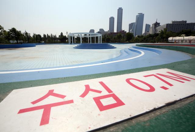 서울시 한강사업본부는 수도권의 신종 코로나바이러스 감염증(코로나19) 재확산 추세에 따라 한강공원 수영장과 물놀이장을 운영하지 않기로 했다.뉴스1