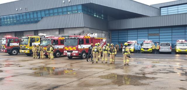 제주도소방안전본부가 24일 오후 제주항으로 입항 중인 여객선에서 화재가 발생하자 펌프차 등 소방차량 6대를 제주항 6부두에 배치해 만일의 사태에 대비하고 있다. 제주도 소방안전본부 제공.