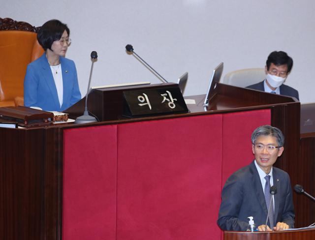 시대전환 조정훈 의원이 23일 국회 본회의에서 경제에 관해 대정부 질문하고 있다. 연합뉴스