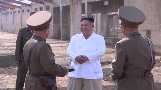 23일 김정은 북한 국무위원장이 황해북도 황주군 광천닭공장 건설 현장을 찾아 현지 지도하고 있다. 조선중앙TV 뉴시스