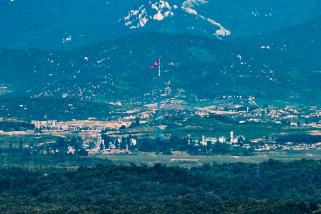 15일 경기도 파주시 접경지역에서 바라본 서부전선 비무장지대(DMZ) 북한 기정동 마을의 인공기가 펄럭이고 있다.연합뉴스