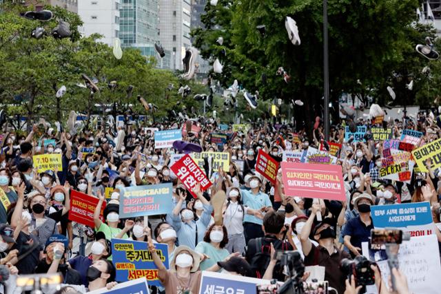 25일 오후 서울 중구 예금보험공사 앞에서 열린 '소급적용 남발하는 부동산 규제 정책 반대, 전국민 조세 저항운동 촛불집회' 참석자들이 문재인 대통령 글자가 적힌 의자에 신발을 던지는 퍼포먼스를 하고 있다. 뉴시스