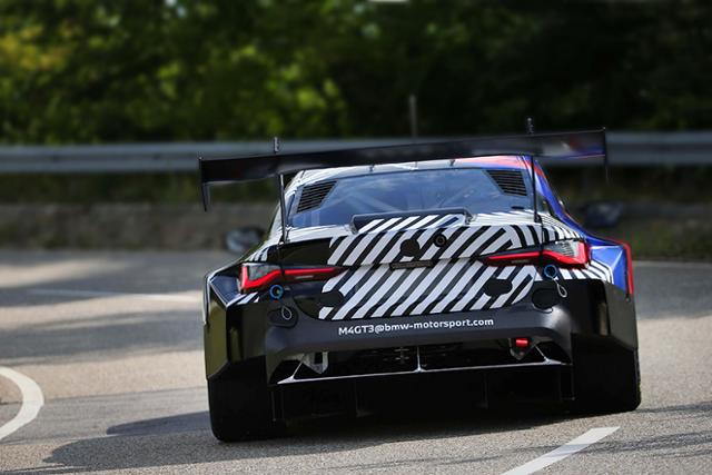 BMW 모터스포츠가 2022 시즌을 위한 BMW M4 GT3 레이스카의 테스트 장면을 공개했다.