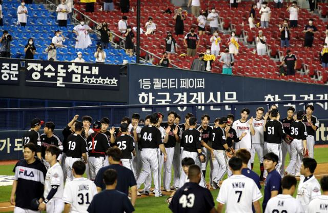 LG 선수들이 잠실 두산전에서 승리 후 기뻐하고 있다. 뉴스1