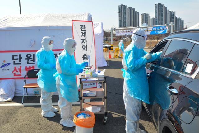 경기 안산시는 해외유입과 지역사회 감염자를 분류해 달라고 정부에 건의했다. 단원구보건소 역학조사관들이 선별진료소에서 드라이브 스루를 통해 진단검사를 하고 있다. 안산시 제공