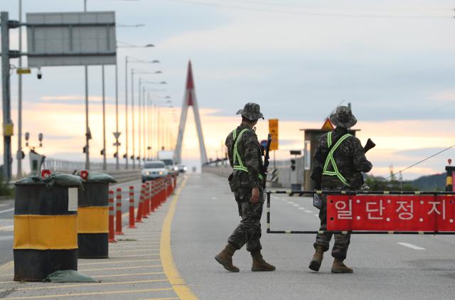 26일 인천 강화군 북한 접경지 교동도로 진입하는 교동대교에서 군 병력들이 검문을 하고 있다. 강화=뉴스1