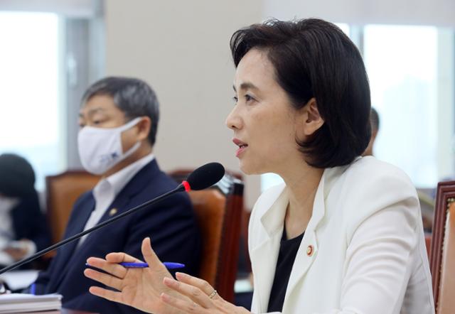 유은혜 부총리가 28일 국회 교육위원회 전체회의에서 질의에 답변하고 있다. 연합뉴스