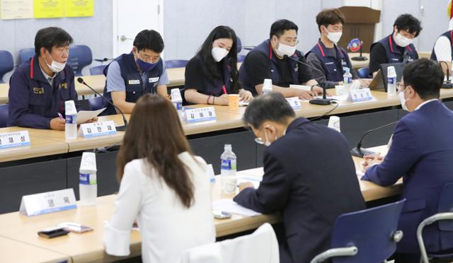 지난달 3일 서울 영등포구 한국노총 회의실에서 열린 전국금속노동조합연맹-삼성디스플레이 2차 단체교섭에서 금속노련 김만재 위원장이 인사말을 하고 있다. 연합뉴스