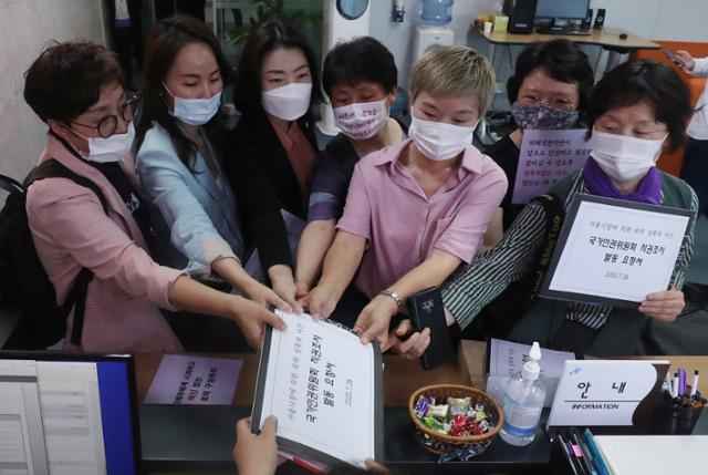 28일 오전 서울 중구 국가인권위원회에서 한국성폭력 상담소, 한국여성의전화 등 시민 단체들이 '고 박원순 전 서울시장에 의한 위력 성폭력 사건'과 관련해 국가인권위 측에 직권조사 발동 요청서를 전달하고 있다. 이한호 기자