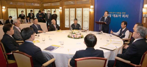 지난 5얼 20일 정세균 국무총리가 서울 종로구 총리공관에서 열린 신종 코로나바이러스 감염증(코로나19) 위기 극복을 위한 노사정 사회적 대화에서 모두발언을 하고 있다.뉴스1