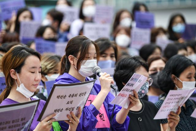 [저작권 한국일보] 한국성폭력상담소와 한국여성의전화 등 8개 여성단체 관계자들이 28일 오전 시청 앞에서 출발한 행진을 마치고 서울 중구 국가인권위원회 앞에서 고 박원순 전 서울시장에 대한 인권위의 직권조사를 촉구하는 기자회견을 하고 있다. 이한호 기자