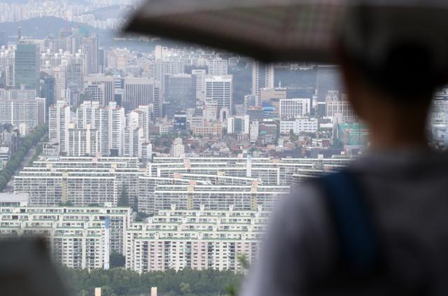 28일 한 시민이 서울 강남구 대치·개포동 일대 아파트를 바라보고 있다. 연합뉴스